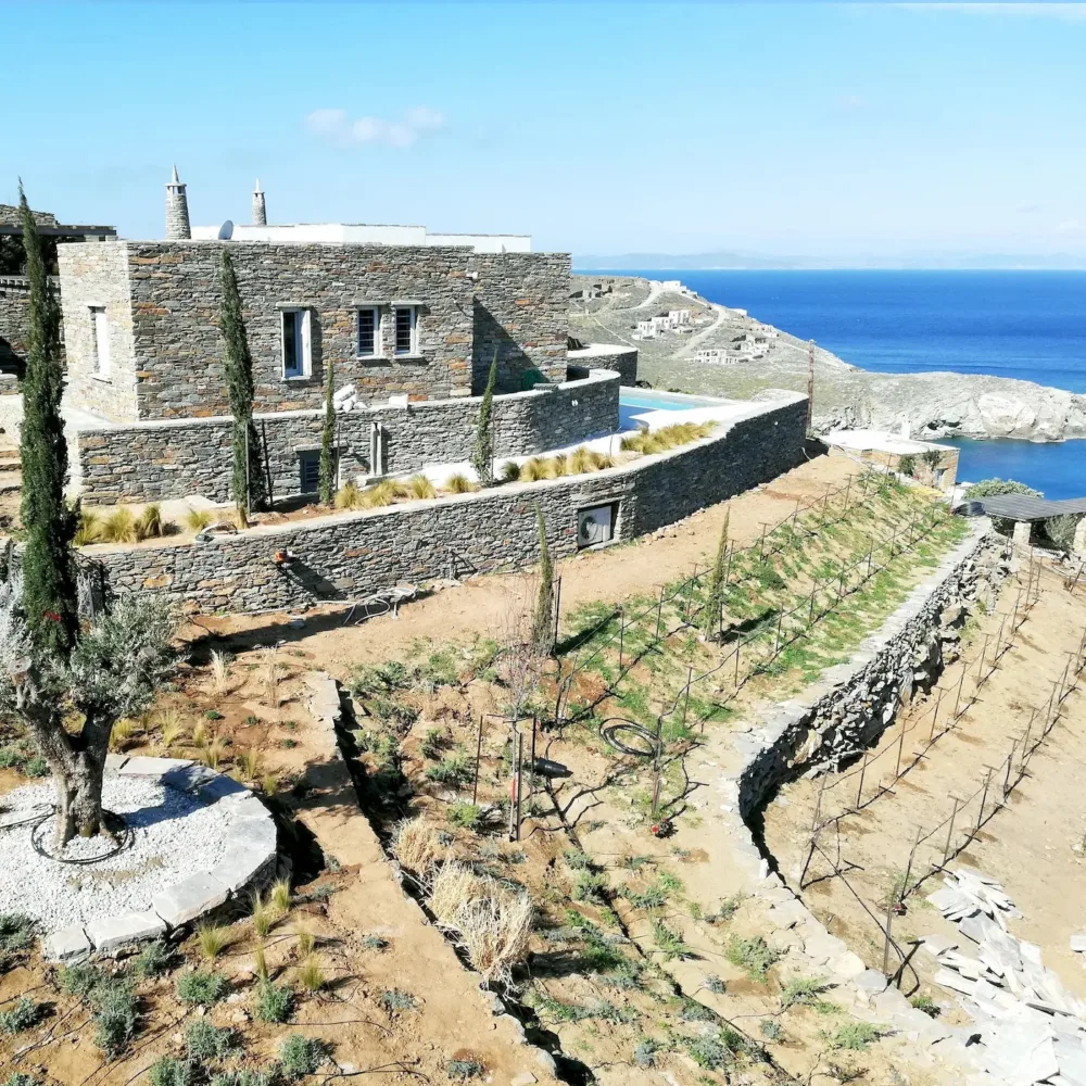 Σχεδιασμός και κατασκευή κήπου σε πρανές έδαφος στην Τζια (Κέα), Κυκλάδες με φύτευση και πέτρινα τοιχία σε εξοχική κατοικία