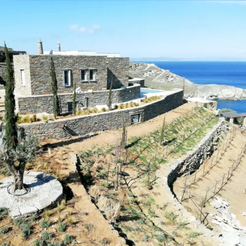 Σχεδιασμός και κατασκευή κήπου σε πρανές έδαφος στην Τζια (Κέα), Κυκλάδες με φύτευση και πέτρινα τοιχία σε εξοχική κατοικία